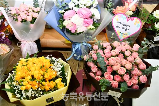 aT화훼사업센터에서 판매중인 꽃다발 모습.