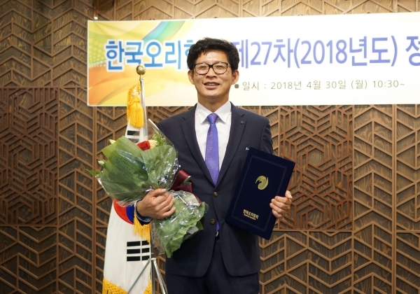 한국오리협회 제 12대 회장에 선출된 김만섭 회장.