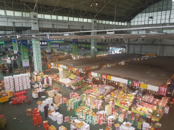 대전광역시 노은농수산물도매시장 전경. 중도매인 점포가 경매장의 대부분을 차지하고 있어 아래쪽에 보이는 곳에서 일부 품목의 경매가 진행되고 있다.
