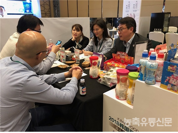 행사에 참가한 식품수출 기업의 중국인 바이어와 상담하는 모습.