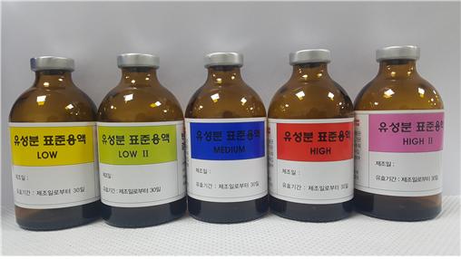 유성분검사장비 표준화에 사용되고 있는 표준용액 5종 (사진=농림축산검역본부)