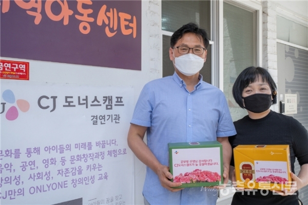 ▲CJ나눔재단이 스승의날을 앞두고 인천 서구에 위치한 신현신나는지역아동센터 선생님들에게 건강식품을 감사 선물로 전달하고 기념촬영을 하고 있다.