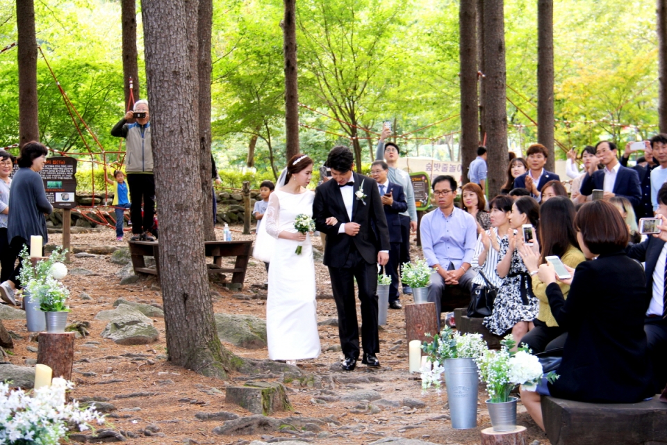 2017년 국립유명산자연휴양림에서 열린 숲속 작은 결혼식 모습.