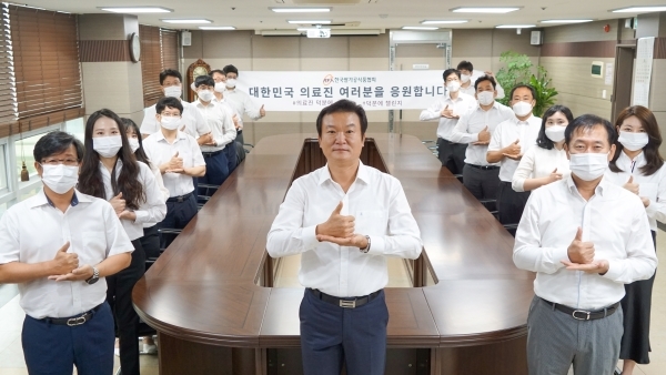 쌀가공식품협회 김문수 회장 및 임직원 ‘덕분에 챌린지’ 캠페인 참여 모습.