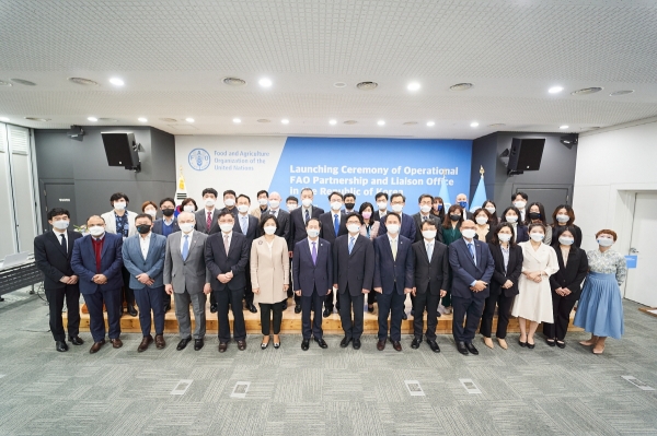 FAO 한국협력연락사무소 개소를 축하하기 위해 참석한 주요 내빈들이 기념사진을 촬영하는 모습.