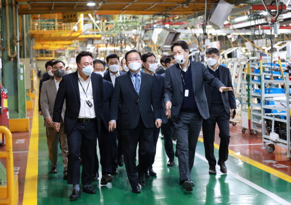 김부겸 총리가 대동의 트랙터 생산 라인 투어를 하는 모습.