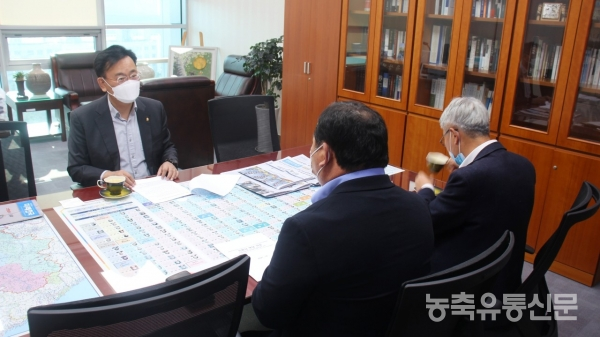 지난 6일 김삼주 전국한우협회 회장이 법사위 유상범 국회의원을 면담하는 모습.