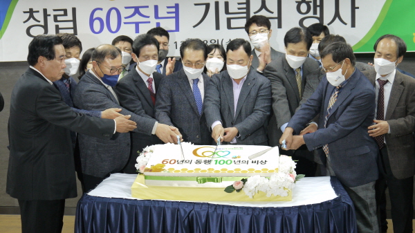 김용래 조합장을 비롯해 임원들이 떡 케이크를 절단하고 있다.