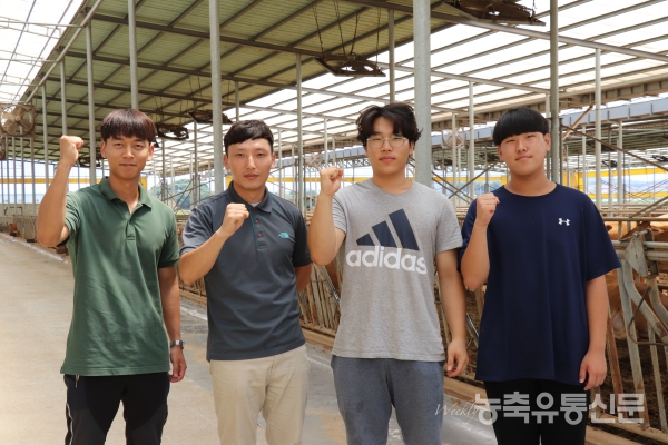 믿음농장으로 실습나온 한국농수산대학 2학년 실습생들과 김수호 씨(왼쪽에서 2번째)