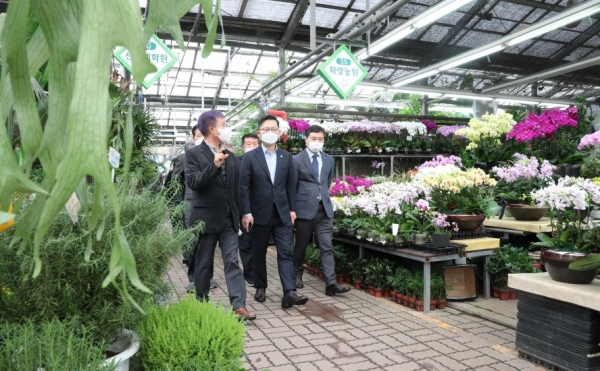 김현수 농식품부장관이 코로나19 영향으로 어려움을 겪고 있는 화훼업계 현장을 점검하고 있다.