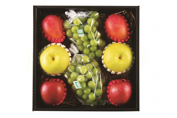 인기 과일인 샤인머스캣과 망고, 사과, 배를 함께 담은 샤르츠과트로선물세트.(사진제공=홈플러스)