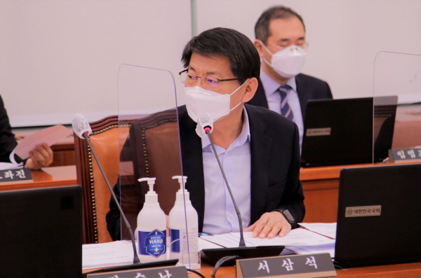 서삼석 의원이 김현수 농식품부 장관에 질의를 하는 모습.