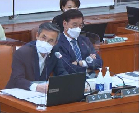 김승남 의원이 질의하는 모습.