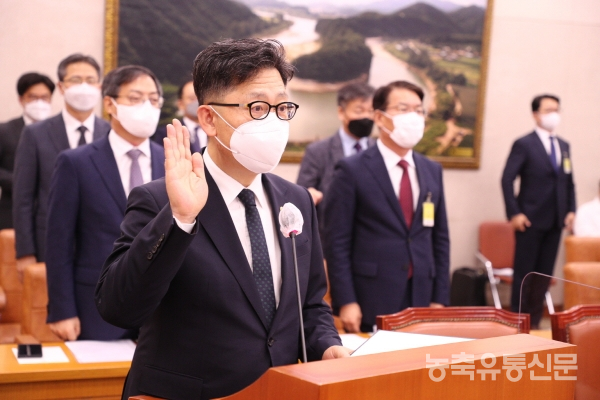 김현수 농림축산식품부 장관이 지난 5일 국회에서 열린 농식품부 국정감사에서 선서하는 모습.