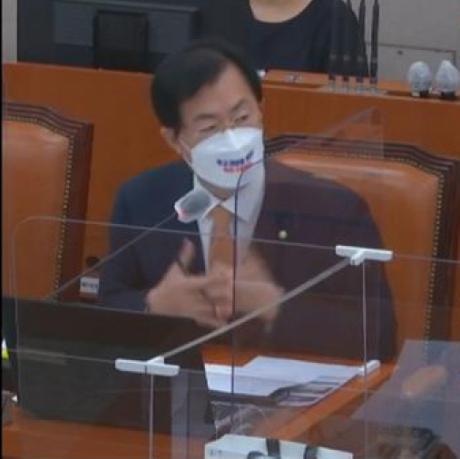 이만희 의원이 국감에서 질의하는 모습.
